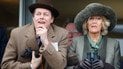 Том Паркер-Боулз и его мать королева Камилла