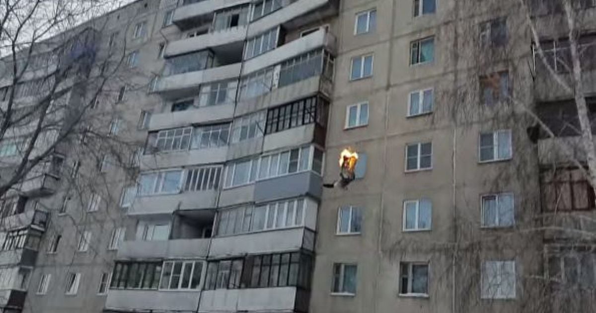 Росіянин підпалив свій одяг і стрибнув з дев'ятиповерхівки у сніговий замет