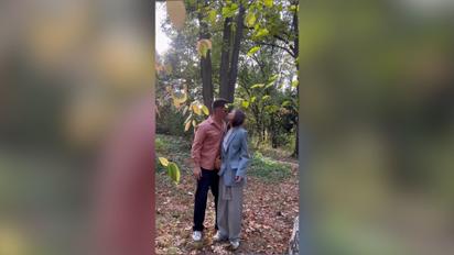 Владимир Остапчук с 23-летней женой показал, как они гуляли по осеннему парку