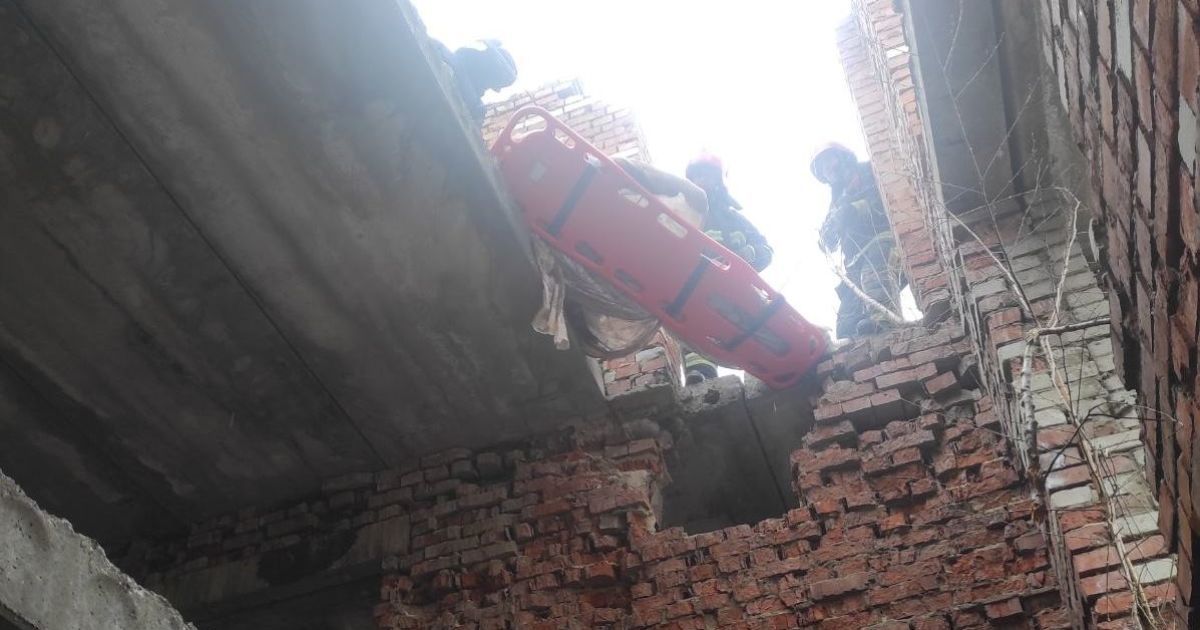 Во Львовской области во время демонтажа заброшенной постройки на рабочего обрушилась стена: человек погиб