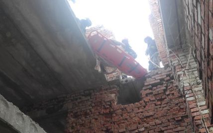 У Львівській області під час демонтажу закинутої будівлі на робітника обвалилась стіна: чоловік загинув