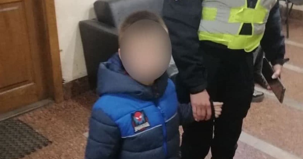 В Киеве пьяная мать спала на улице, а рядом плакал ее малыш: фото