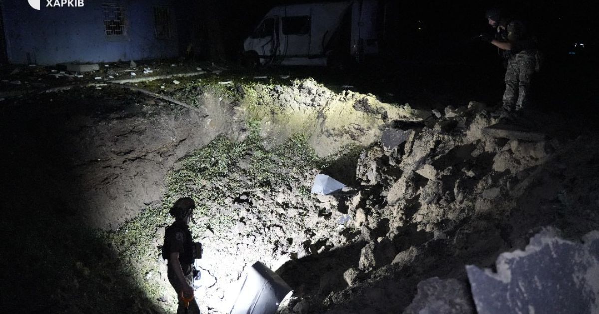 Ракета попала в проезжую часть рядом с многоэтажным жилым домом