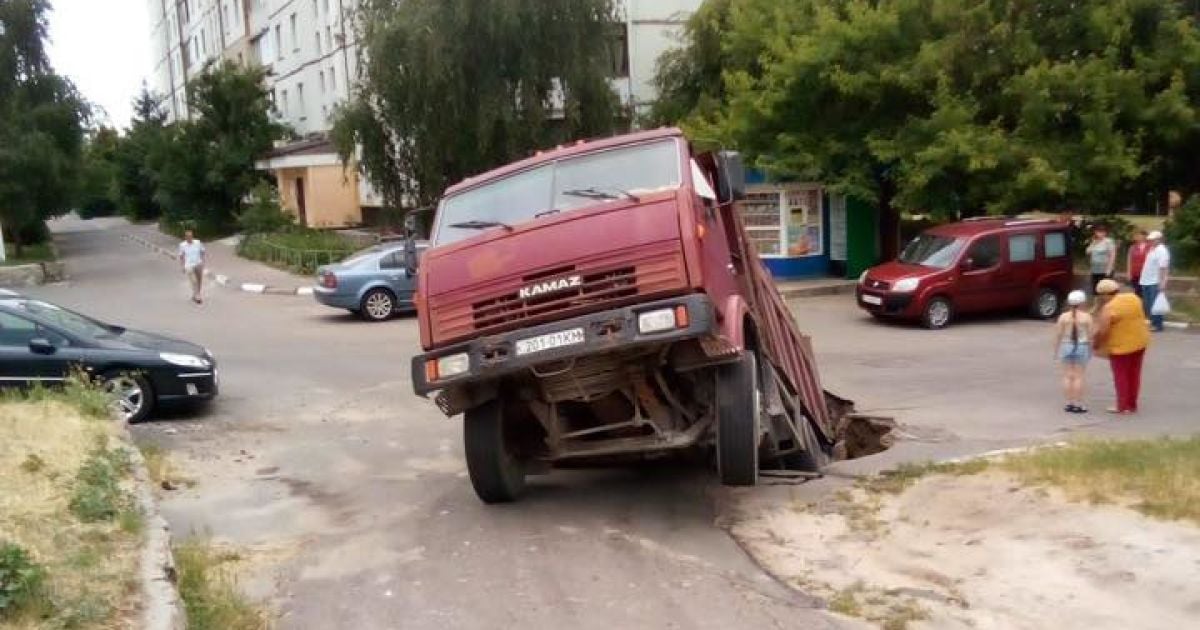 В Обухове грузовик провалился под асфальт. Видео