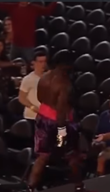 "Настоящее мужество": американский боксер сбежал с ринга сразу после пробития гонга