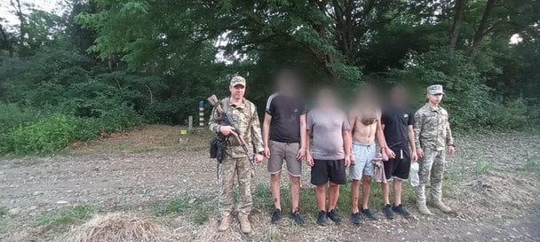 Четверо мужчин устроили "заплыв" в Закарпатье и попались пограничникам