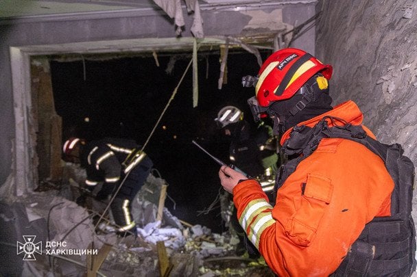 Одне з влучань сталося у житлову 9-поверхівку. / © Управління ДСНС у Харківській області
