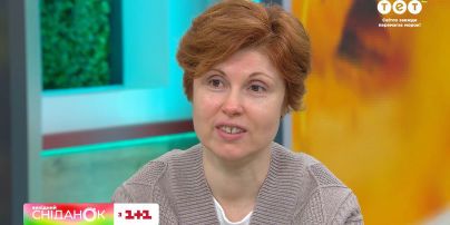 Пишет картину "Победа" - художница Евгения Гапчинская с дочерью Настей в "Сниданок. Выходной"