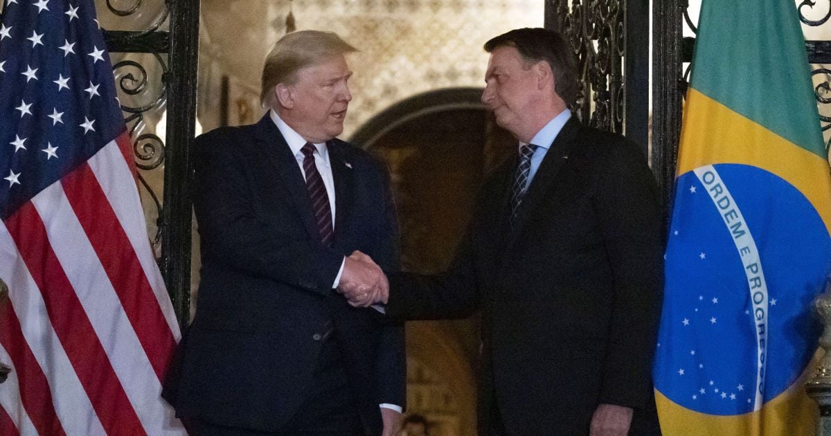 У президента Бразилії не виявили коронавірус. Але Трамп, з яким він зустрічався, лишається в зоні ризику