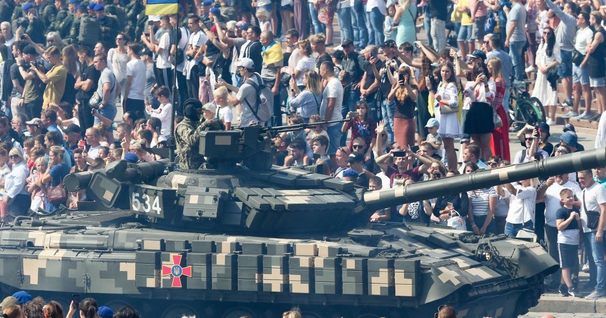 Грандіозні паради, забіги у вишиванках та рекорди: як Україна відсвяткувала 30-й День Незалежності