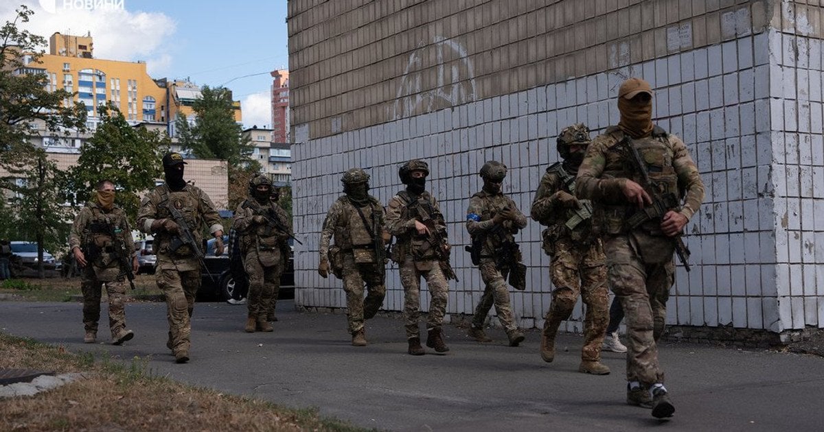 Бійці ГУР біля будинку на вул. Шумського 2 вересня