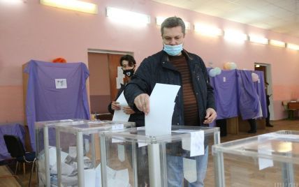Місцеві вибори: у Луцьку на дільниці спостерігач вистрибнув у вікно