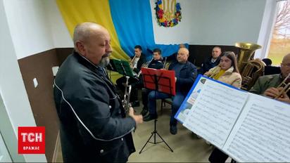 Новости Украины: сельский священник организовал духовой оркестр c людьми без музыкального образования
