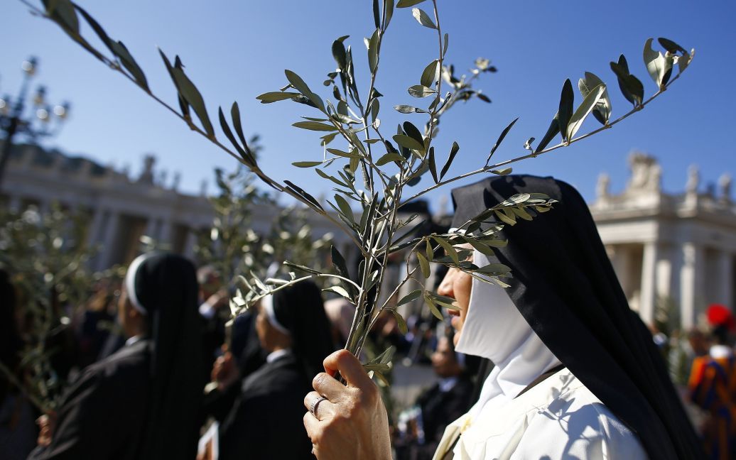 Монахини держат веточки на площади Св. Петра в Ватикане во время мессы папы Франциска / © Reuters