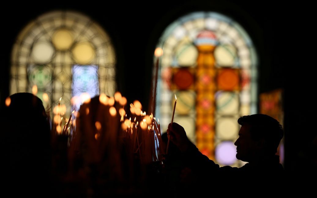 Віряни запалюють свічки у соборі Александра Невського у Софії, Болгарія / © Reuters