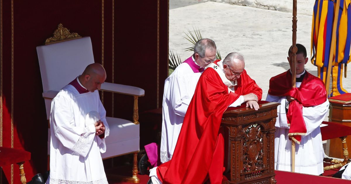 Папа Франциск стоит на коленях во время мессы в Ватикане / © Reuters