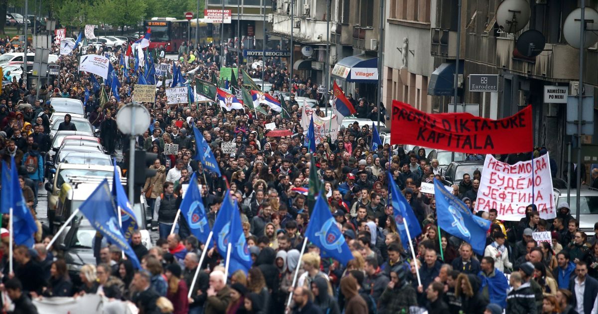 В Белграде шестой день проходят митинги против победителя выборов президента Сербии