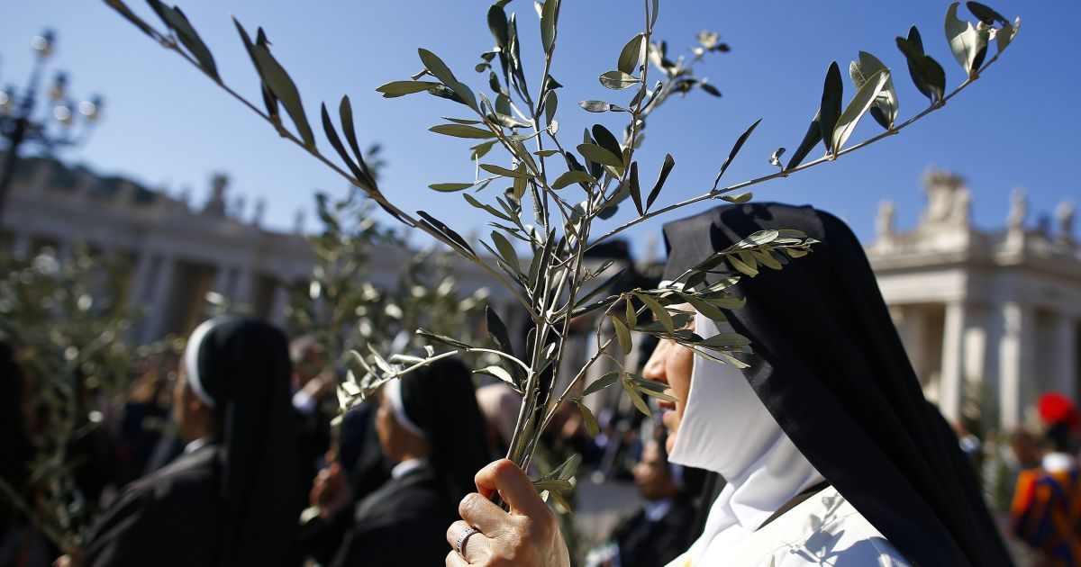 Монахини держат веточки на площади Св. Петра в Ватикане во время мессы папы Франциска / © Reuters