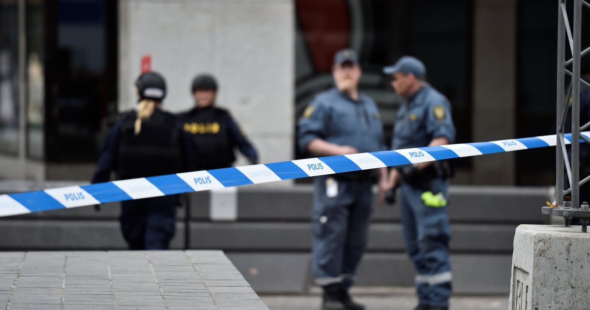 Полиция нашла сумку со взрывчаткой в грузовике, наехавшем на людей в Стокгольме - СМИ