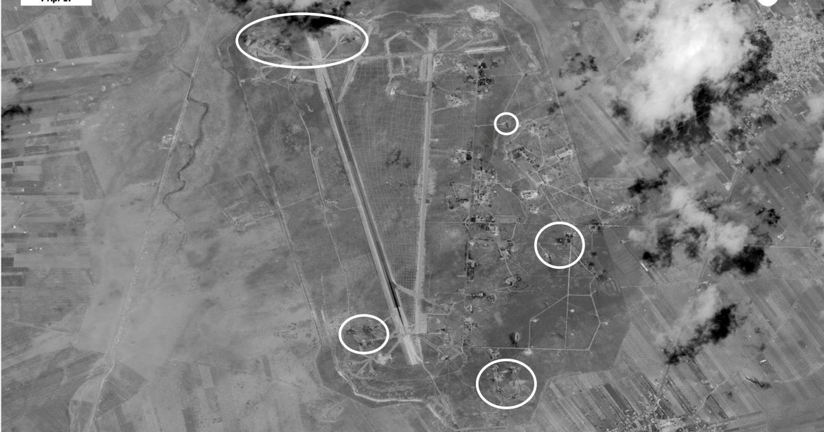 Супутникові знімки розмбомбленої авіабази у Сирії_5 / © Reuters