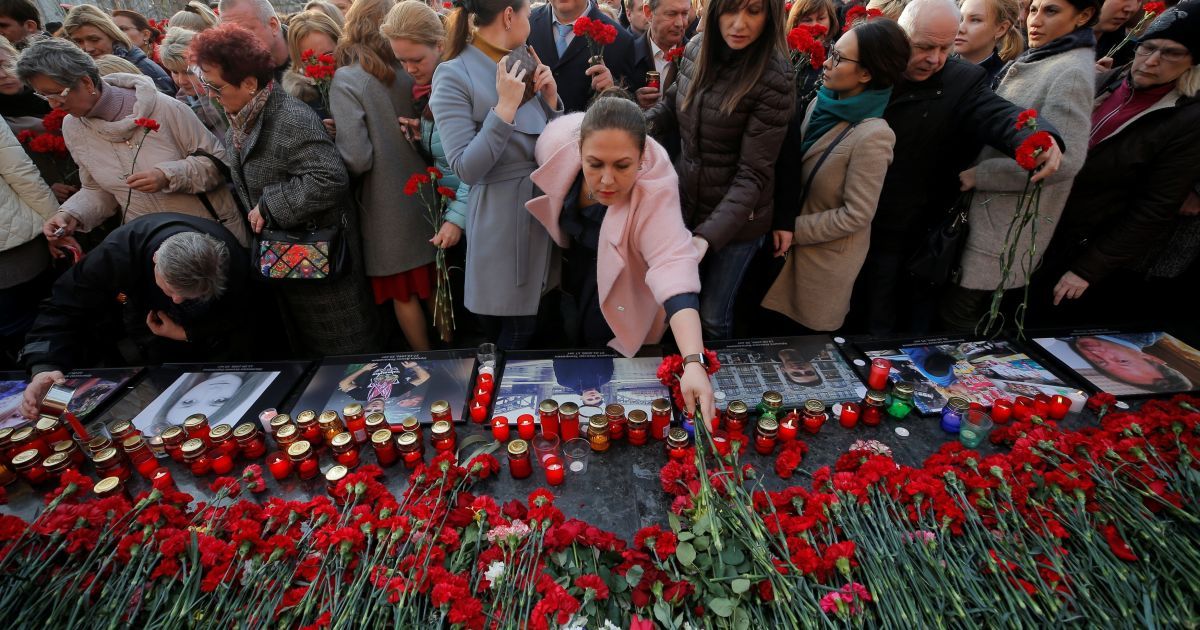З квітами, портретами Путіна і концертом: у Москві відбулася масова акція пам'яті жертв теракту у Пітері