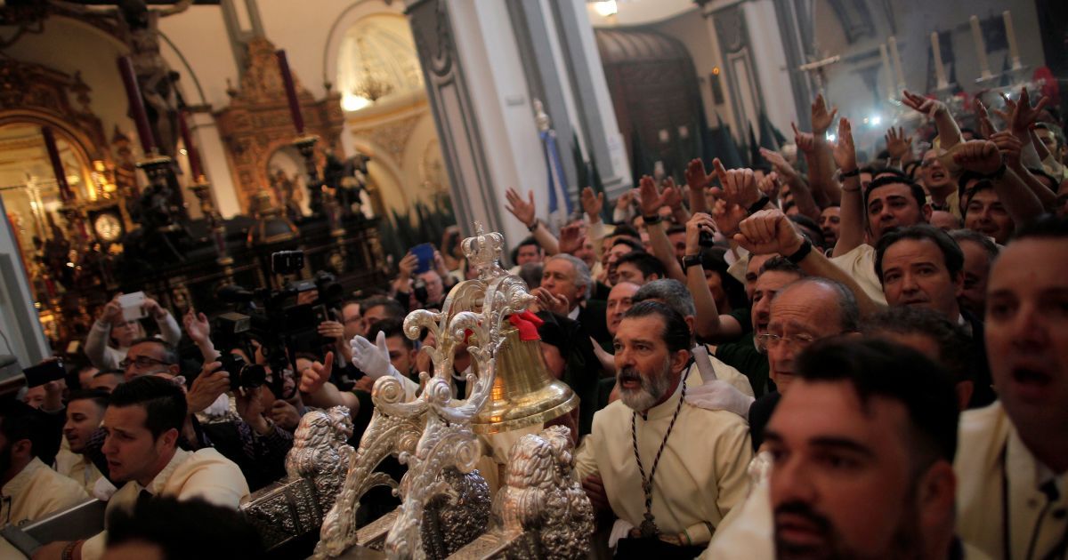 Актер Антонио Бандерас поет в церкви во время церемонии раскаяния братства &laquo;Lagrimas и Favores&raquo; в городе Малага, Испания / © Reuters