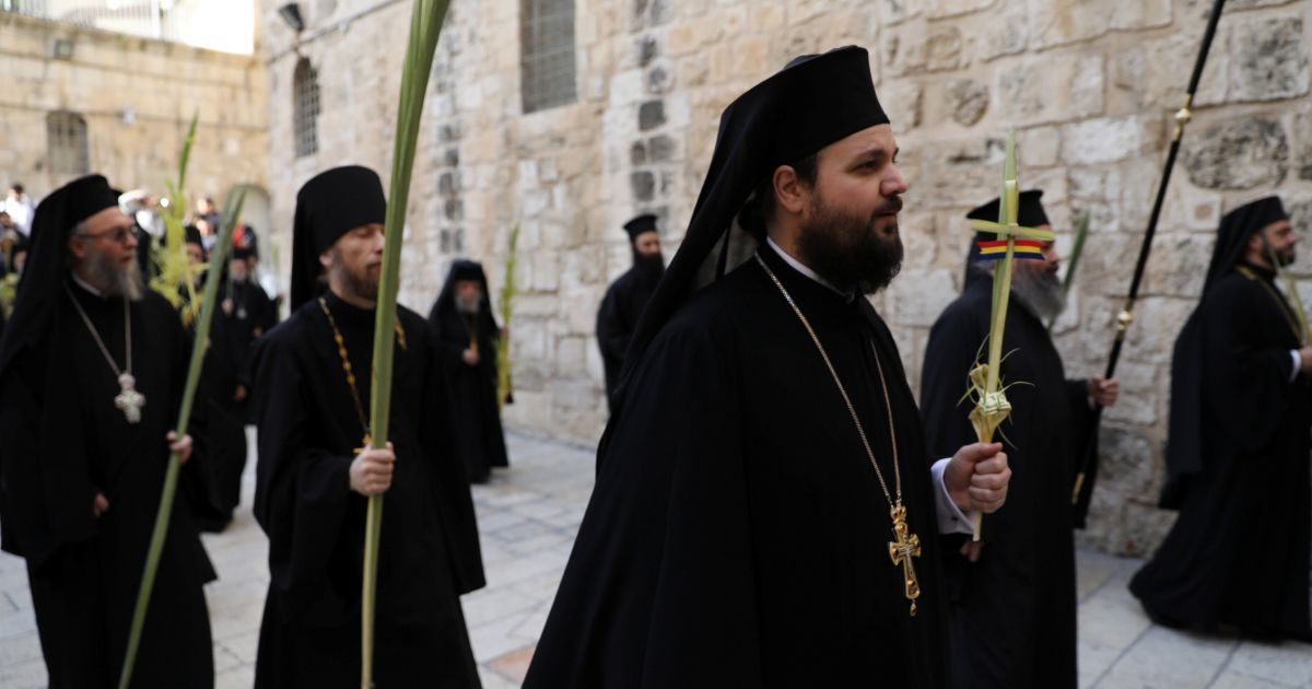 Представители православного духовенства на службе Вербного воскресенья возле Храма Гроба Господня в Старом городе Иерусалима / © Reuters