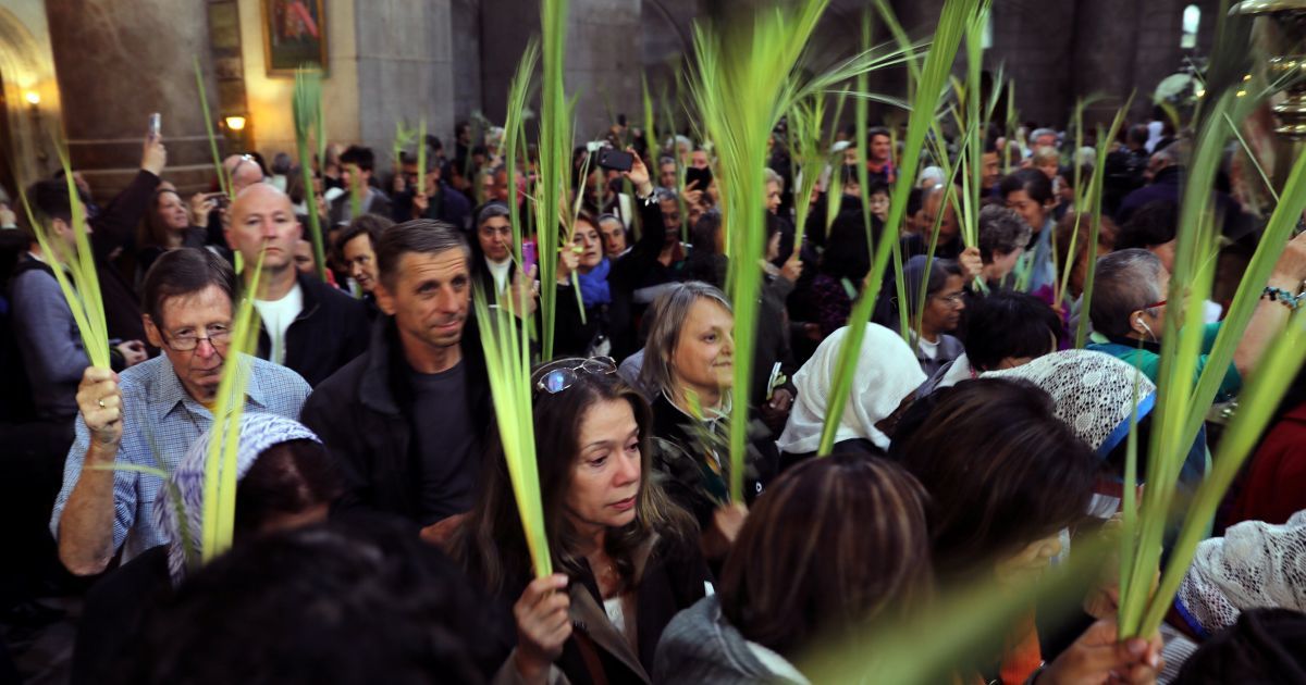 Верующие на службе в Храме Гроба Господня в Старом городе Иерусалима / © Reuters