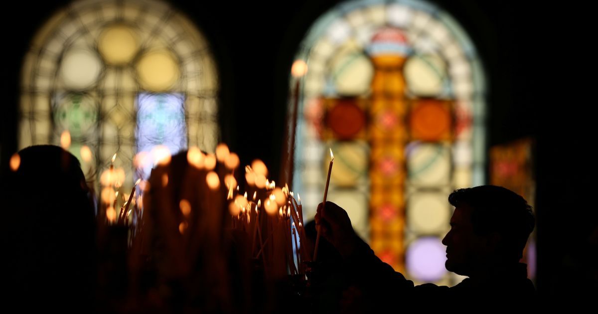 Верующие зажигают свечи в соборе Александра Невского в Софии, Болгария / © Reuters
