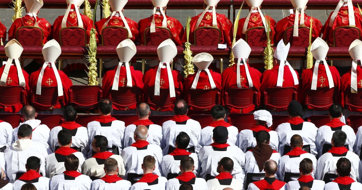 Кардиналы и священники на мессе в Ватикане / © Reuters