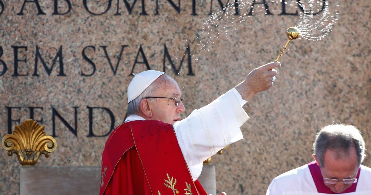 Папа Франциск благословляет святой водой / © Reuters