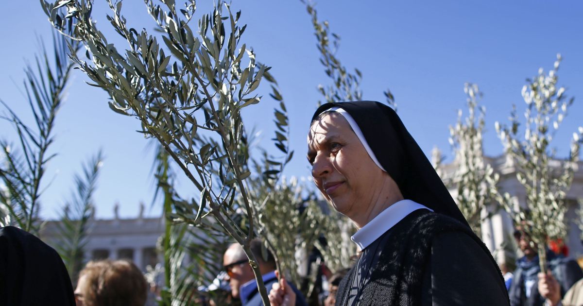 Монахини держат веточки на площади Св. Петра в Ватикане во время мессы папы Франциска / © Reuters