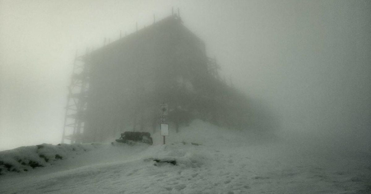 У Карпатах добряче захурделило і вдарив мороз: фото туманних гір