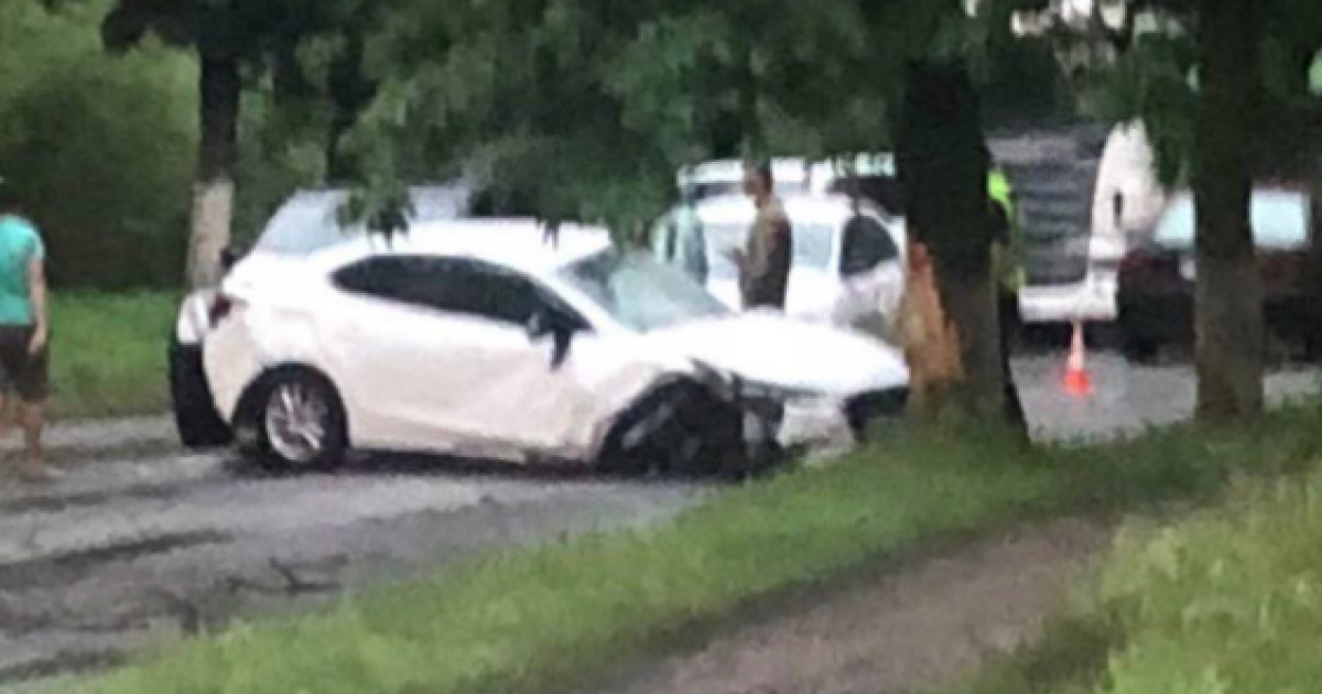 На Киевщине молния попала в автомобиль с пассажирами