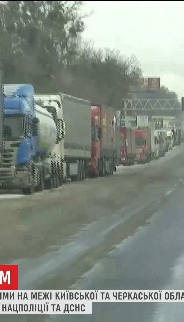 Заблоковані вантажівки і засніжена траса: що відомо про ситуацію на трасі Одеса-Київ