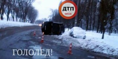 У Києві на слизькій дорозі перекинувся автомобіль