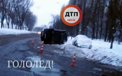 У Києві на слизькій дорозі перекинувся автомобіль