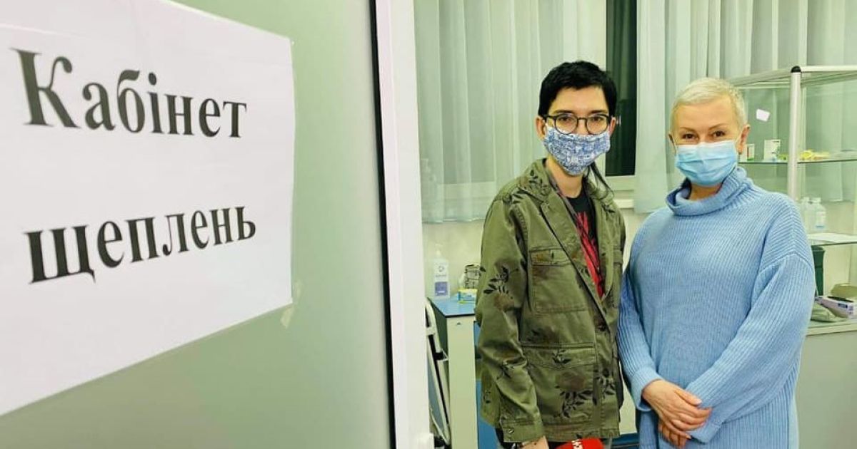 Прошедшая химиотерапию Алла Мазур сделала прививку от коронавируса