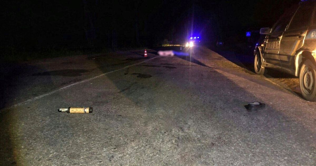 Лежав на дорозі: на Буковині 19-річна дівчина переїхала парубка