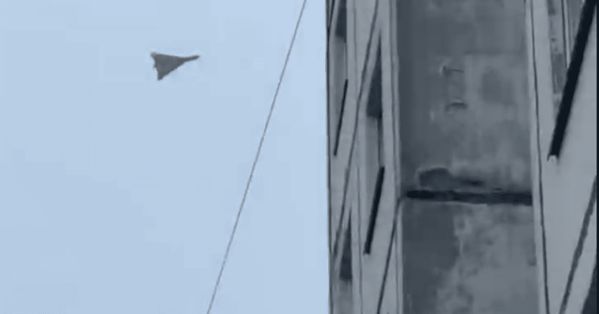 Російський дрон над будинками в Чернігові