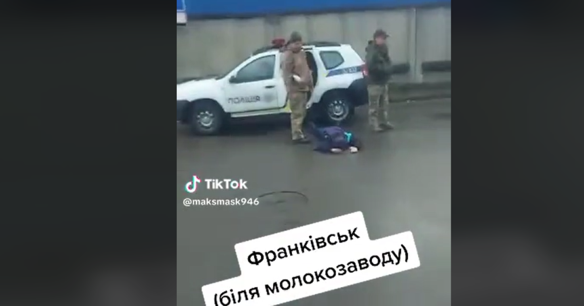 "Что вы делаете, это же человек!": во Франковске жестоко задержали мужчину из-за повестки (видео)