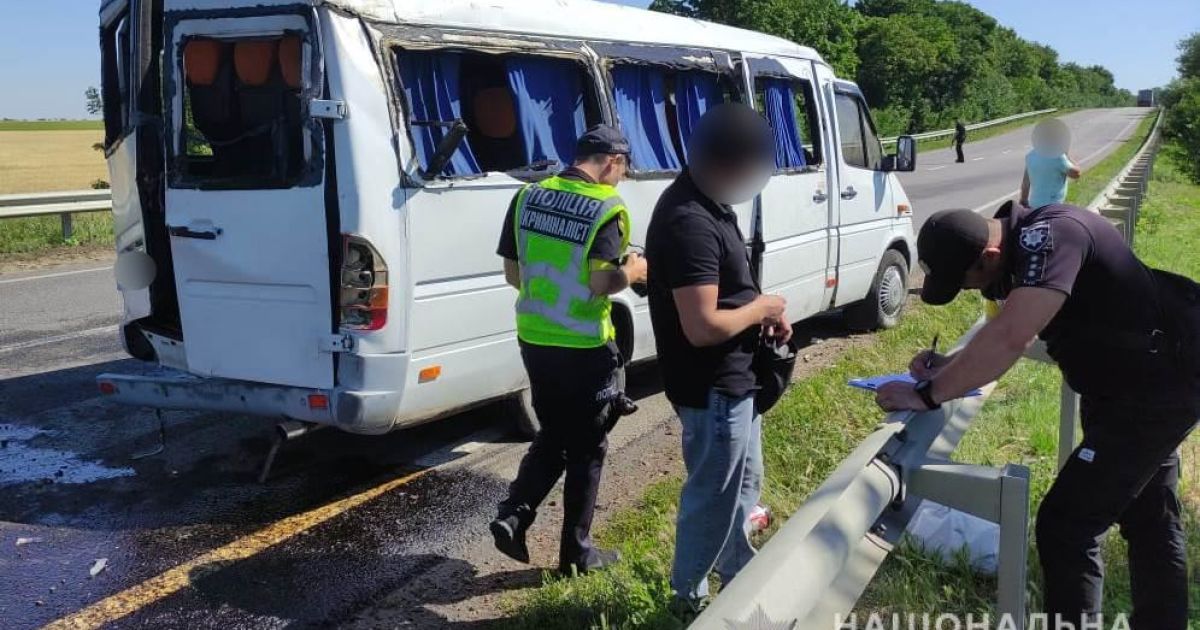 На Одещині перекинувся мікроавтобус з людьми: є постраждалі
