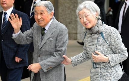 В широких брюках и воротнике из кролика: 84-летняя императрица Японии удивила образом