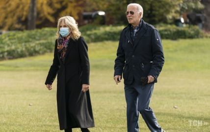 В черном пальто и с пестрым платком на шее: Джилл Байден запечатлели с мужем возле Белого дома