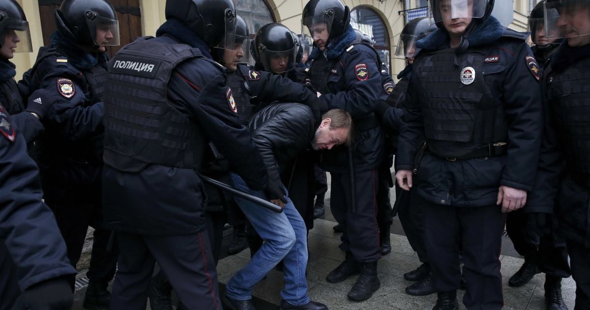 Прапори СРСР і масові затримання під час "прогулянок опозиції": що коїлося в Москві 2 квітня
