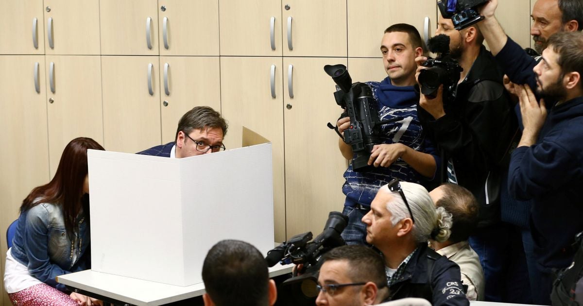 Кандидат в президенты Александр Вучич пришел на голосование / © Reuters