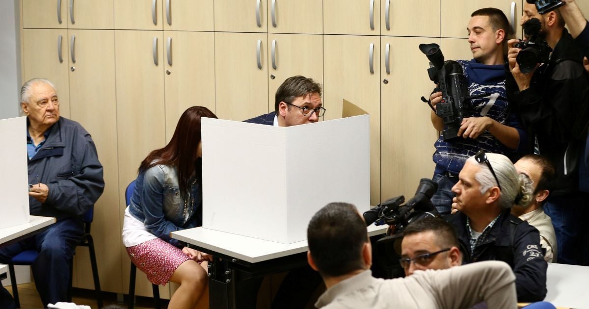 Кандидат в президенты Александр Вучич пришел на голосование / © Reuters