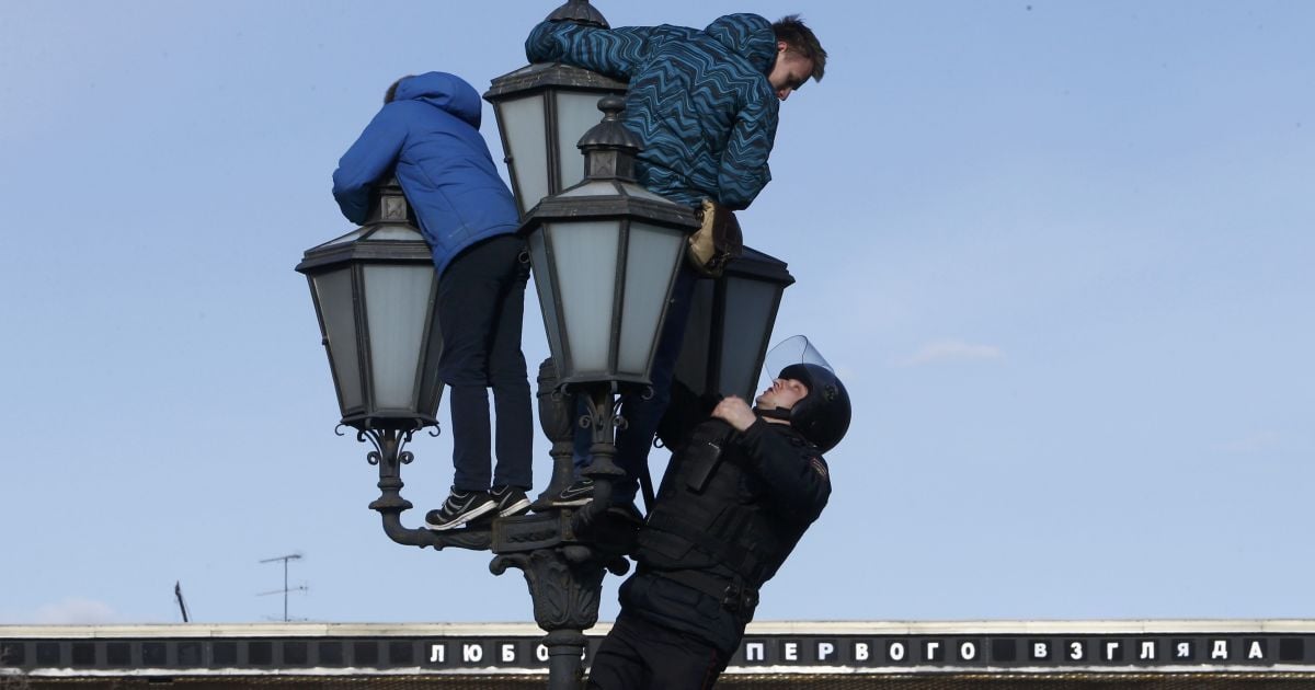 Роман Шингаркін на стовпі під час мітингу