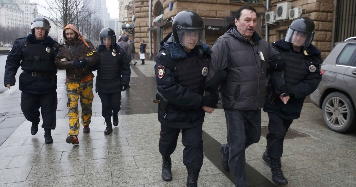 В Москве из полицейского участка отпустили активиста Дадина и других задержанных