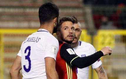 Игрок сборной Бельгии во время матча дважды ущипнул за нос защитника Греции